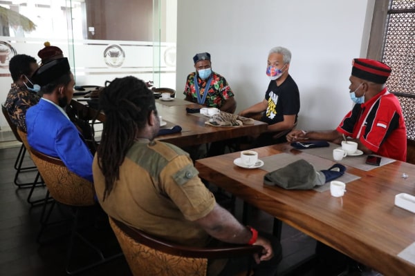 DUA JAM NGOBROL DENGAN AKTIVIS MAHASISWA PAPUA, BEGINI MASUKAN GANJAR