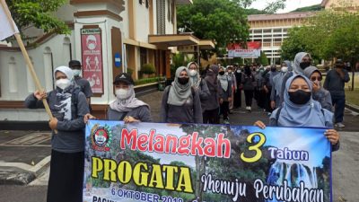 PROGATA GELAR AKSI JALAN KAKI DARI TUGU BLANDONG SAMPAI KANTOR BUPATI