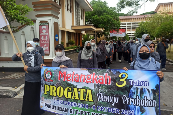 PROGATA GELAR AKSI JALAN KAKI DARI TUGU BLANDONG SAMPAI KANTOR BUPATI