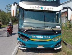 TABRAKAN BUS VS SEPEDA MOTOR TERJADI DI JALAN BLORA -KUNDURAN