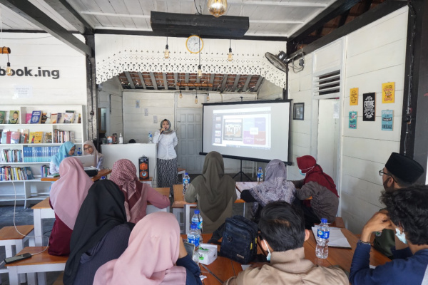 PEREMPUAN MENGAJI DOBRAK LITERASI DENGAN DISKUSI