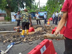 PDAM BLORA PERBAIKI PIPA BOCOR AKIBAT PENGALIHAN ARUS LALU LINTAS