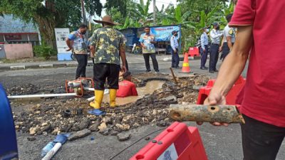 PDAM BLORA PERBAIKI PIPA BOCOR AKIBAT PENGALIHAN ARUS LALU LINTAS