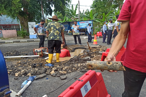 PDAM BLORA PERBAIKI PIPA BOCOR AKIBAT PENGALIHAN ARUS LALU LINTAS