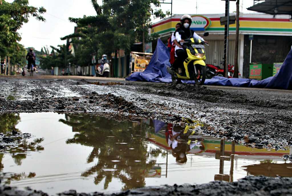 Pembangunan infrastruktur jalan masih menjadi PR besar bagi Pemkab Blora. Blora tercatat sebagai salah satu daerah dengan kondisi jalan rusak terbanyak di Jawa Tengah.
