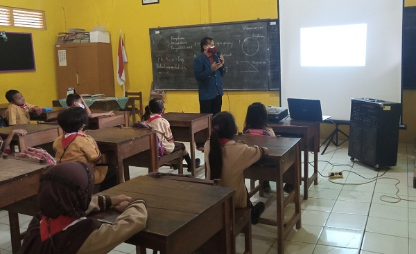 Mahasiswa Kuliah Kerja Nyata (KKN) dari Universitas Diponegoro (Undip) Semarang memberi edukasi kepada siswa-siswi pada salah satu SDN di Kelurahan Karangjati, Kecamatan Blora, Kabupaten Blora.