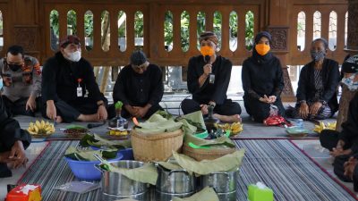 GANJAR KUNJUNGI KAMPUNG SAMIN MINTA LESTARIKAN KEARIFAN LOKAL
