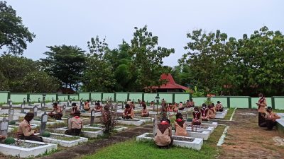KENANG PAHLAWAN, PRAMUKA IGADA TABUR BUNGA DI TMP