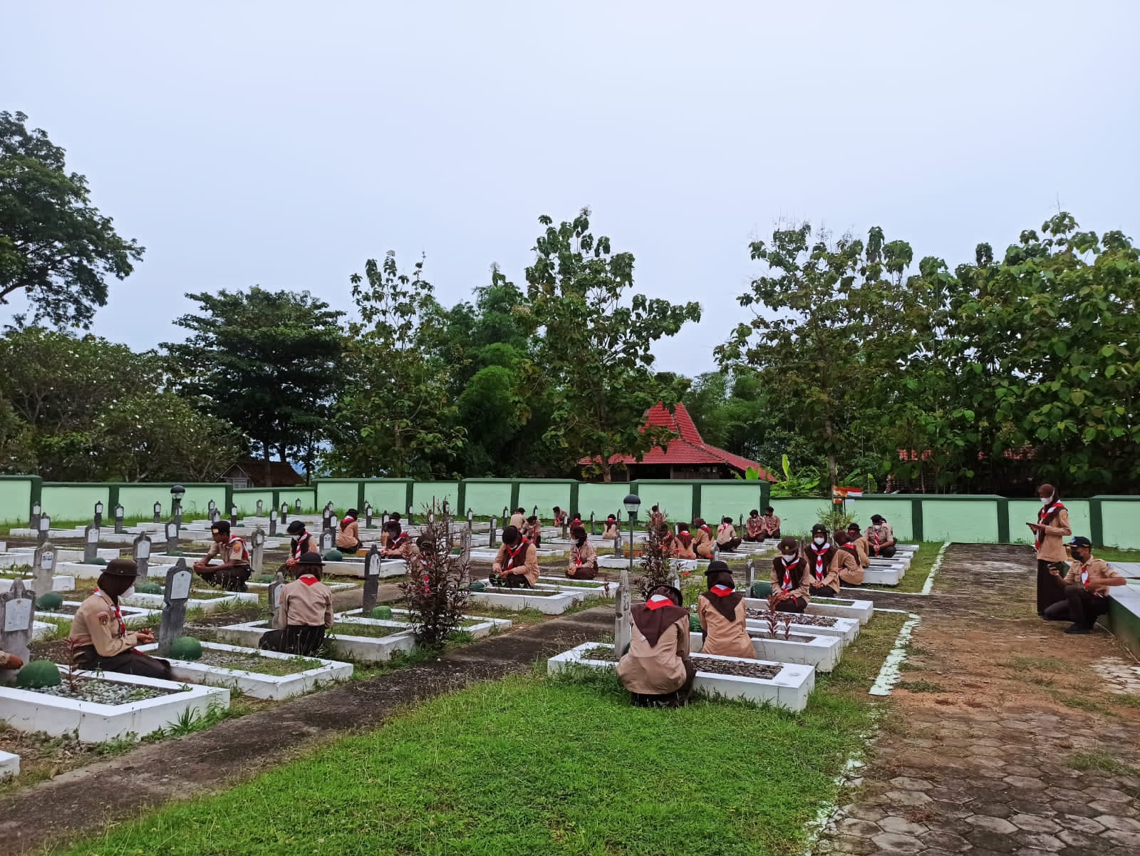 KENANG PAHLAWAN, PRAMUKA IGADA TABUR BUNGA DI TMP