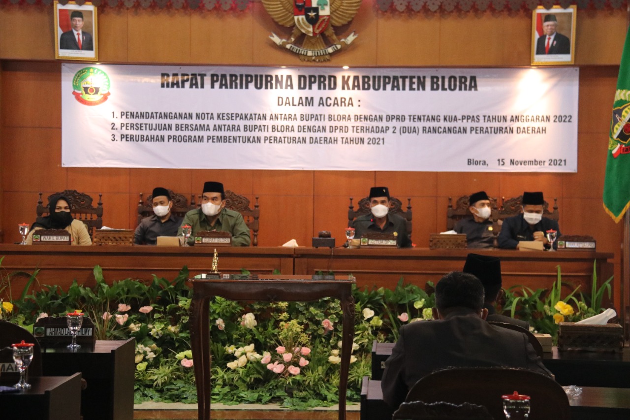 Hari ini ruang politik Blora dibuat panas oleh hasil kesepakatan Bupati dan DPRD perihal utang senilai Rp 150 miliar. Bupati merasa ini satu-satunya solusi untuk memperbaiki infrastruktur jalan mengingat Pemkab saat ini tidak memiliki anggaran