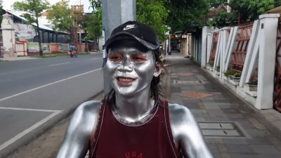 Kisah manusia silver, Giarto (27), seorang pengamen dengan gaya berbeda pada umumnya. Ia menggantungkan ekonominya dengan cara menghiasi tubuhnya memakai cat besi berwarna silver. Berjalan di persimpangan jalan sambil membawa kardus untuk wadah uang dari pengendara yang melintas.