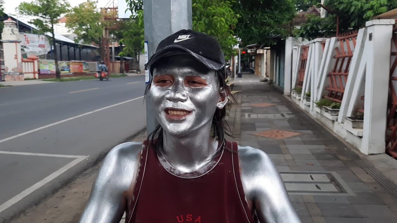Kisah manusia silver, Giarto (27), seorang pengamen dengan gaya berbeda pada umumnya. Ia menggantungkan ekonominya dengan cara menghiasi tubuhnya memakai cat besi berwarna silver. Berjalan di persimpangan jalan sambil membawa kardus untuk wadah uang dari pengendara yang melintas.
