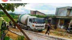 lokasi proyek pekerjaan pembangunan jalan itu berada di wilayah Kecamatan Todanan Kabupaten Blora dengan nama paket peningkatan jalan Ngumbul-Pelemsengir, tepatnya turut wilayah Desa Kacangan. Proyek dengan hasil negosiasi Rp 1.259.905.000,00 ini dimenangkan oleh CV. Qurata Jaya beralamat di Dukuh Sitirejo RT. 005/001 Desa Sitirejo Kecamatan Tunjungan Kabupaten Blora dan akan berakhir pada tanggal 25 Desember 2021 (75 hari kalender). “Saya tidak mengetahui secara langsung mas, tapi informasi dari warga di sekitar lokasi (proyek) ada yang melihatnya (terdapat grosok),” ucap warga setempat yang enggan disebutkan namanya, Rabu (17/11). Dirinya menambahkan, warga yang mengetahui hal itu sempat menegur para pekerja agar membersihkan grosok tersebut. Bahkan, lanjutnya warga setempat tidak ada yang ikut bekerja di proyek itu.