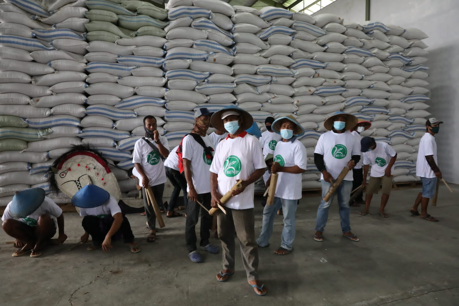 Petani asal Cilacap, Sukardi dalam acara Peluncuran Badan Usaha Milik Petani (BUMP) PT Wijaya Kusuma Pangan Mandiri, mengatakan bahwa petani di sini omzetnya telah menembus 2 miliar dengan modal 200 juta.