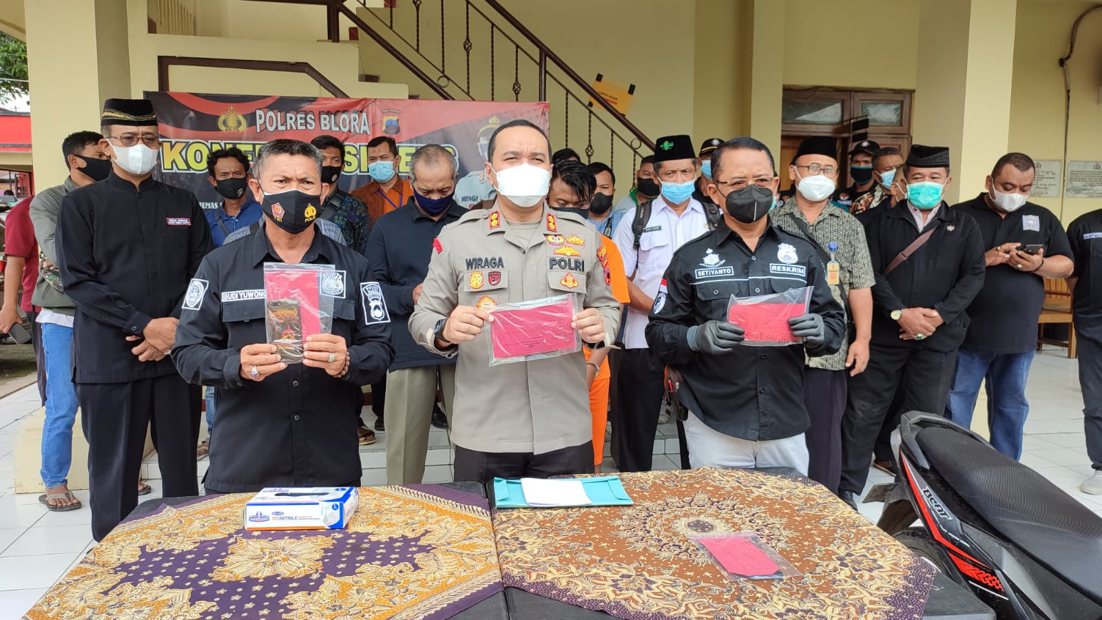 Kejadian pencurian disertai pengroyokan di SPBU Jepon, kurang dari 24 jam akhirnya Satuan Reserse Kriminal (Satreskim) Polres Blora berhasil meringkus 3 pemuda yang diduga pelaku.