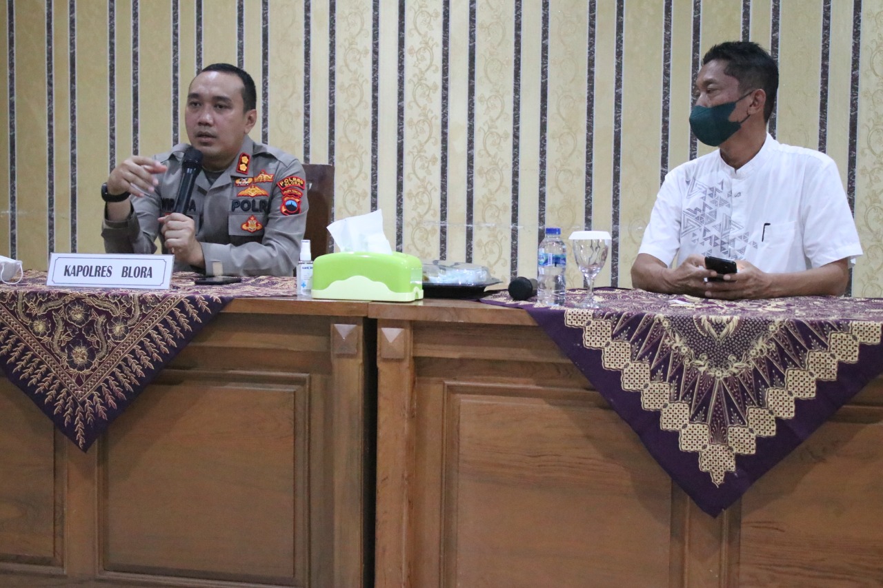 "Kepada seluruh ketua, sesepuh, serta anggota perguruan silat agar tidak mudah terprovokasi dengan isu isu atau hoaks yang dapat memecah belah persatuan dan kerukunan. Komunikasi harus tetap terjaga, meski beda perguruan silat kita semua adalah saudar
