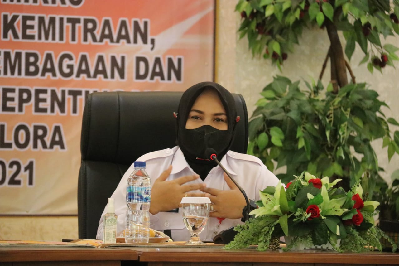 Sejumlah 30 orang dari pengrajin, guru dan pelajar SMK mengikuti pelatihan design batik di Gedung Dinas Perdagangan Koperasi dan UKM Kabupaten Blora, Rabu (24/11), untuk meningkatkan skill kompetensi.
