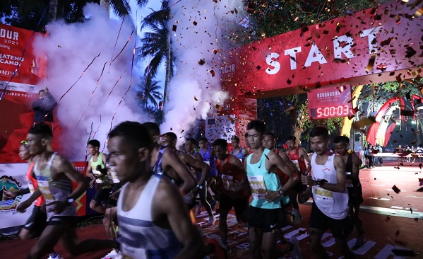 Pada acara Borobudur Marathon telah digelar tahun ini. Sebanyak 42 atlet bersaing mengikuti lomba matarthon dengan panjang rute 42,5 km di kawasan Candi Borobudur, Sabtu (27/11). Tersebut merupakan event terbaik di Indonesia.