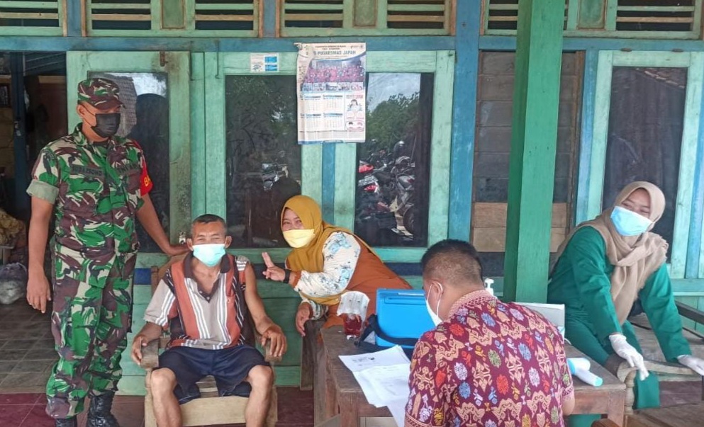 Petugas gabungan dari Polsek Japah, Koramil Japah, serta Petugas Puskesmas dan Pihak Kecamatan setempat nekat melakukan blusukan sampai ke pelosok Desa demi mendongkrak percepatan vaksinasi.