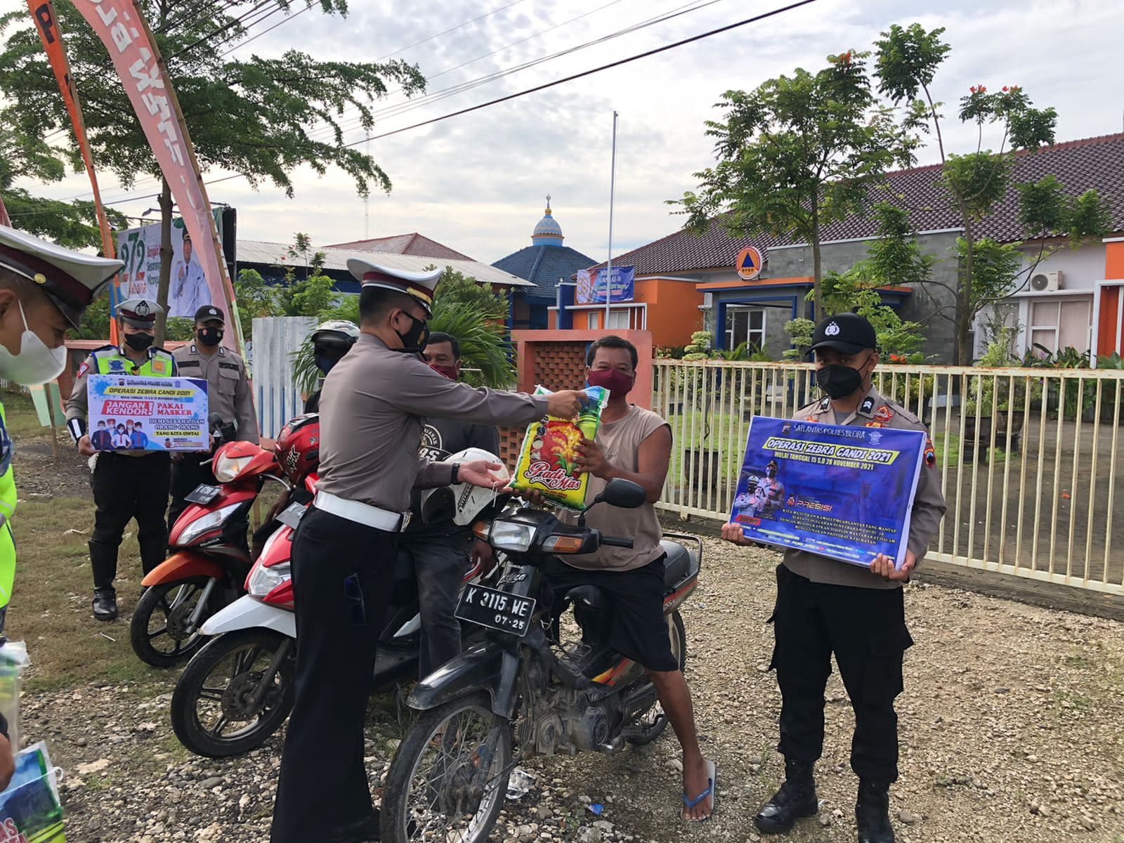 Satgas Operasi Zebra Candi 2021 Polres Blora menggelar Penerangan Keliling (Penling) dan gerai masker gratis di Simpang 4 Seso Kecamatan Jepon. Dilaksanakannya untuk mengantisipasi gelombang covid-19.