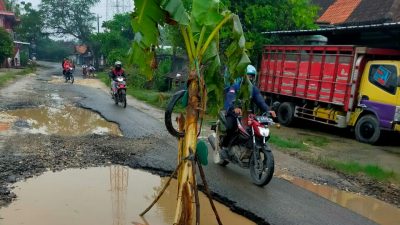 "Anggaran 106 miliar baru mendapat 53 km jalan. Ditotal saja, semua kerusakan 964 km, masih 911 km. Karena masih kelas dasar, urus jalan sama air saja, jika yang lain belum sampai," ucap politikus Golkar, Jumat (10/12).