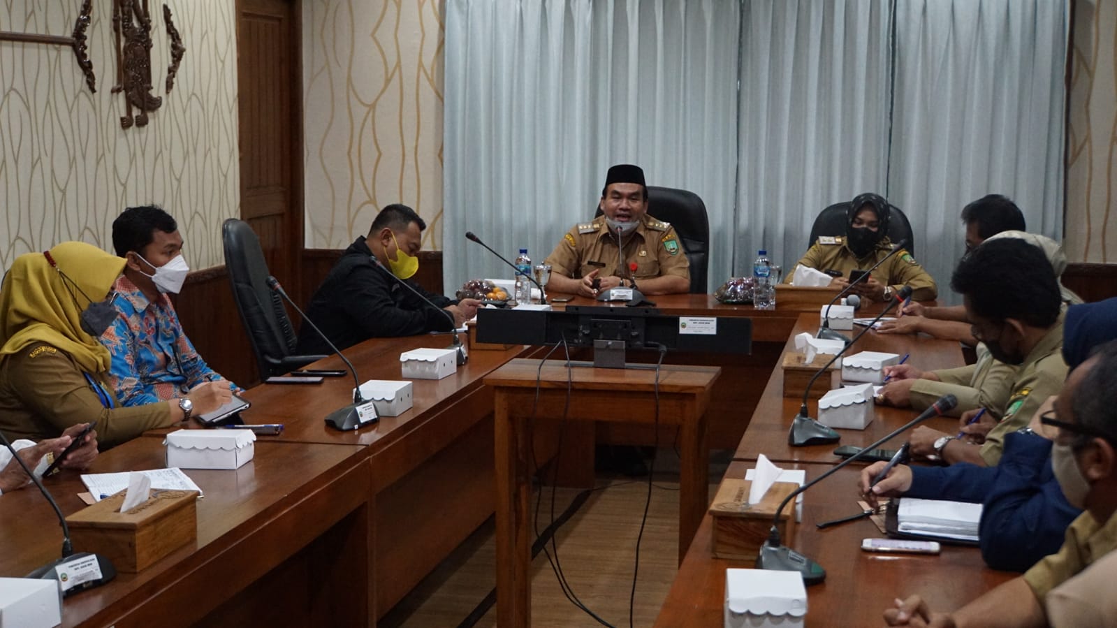 Bupati Arief memastikan bahwa penerbangan perdana ini benar-benar siap dilakukan dan sudah matang. Bupati mengecek kesiapan ceremonial penyambutan pendaratan pesawat perdana, pengisian acara, hingga kesiapan kegiatan kunjungan wisata yang akan diikuti para tamu yang akan stay hingga Senin (29/11) untuk kembali lagi ke Jakarta.