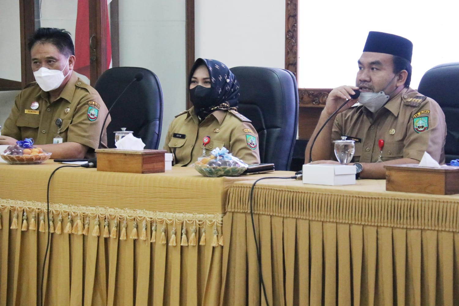 Kepala Dinas Kesehatan Kabupaten Blora, Edy Widayat menerangkan, vaksinasi dosis satu untuk ke level 2 harus minimal 60 persen, Blora sudah 60,86, lansia minimal adalah 40 persen untuk turun di level 2. Pihaknya menargetkan vaksinasi selesai dalam dua hari karena tinggal 0,4 persen.