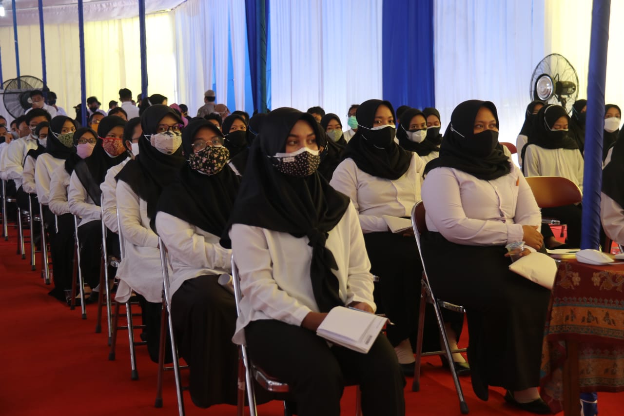 Kepala Badan Kepegawaian Daerah (BKD) Kabupaten Blora, Heru Eko Wiyono memaparkan, pada, Selasa (23/11), Kabupaten Blora mengikuti SKB sejumlah 159 orang, yang melamar CPNS dulu 1844, setelah tes SKD diambil 3 kali formasi sejumlah 159 peserta dari 68 formasi yang ada.