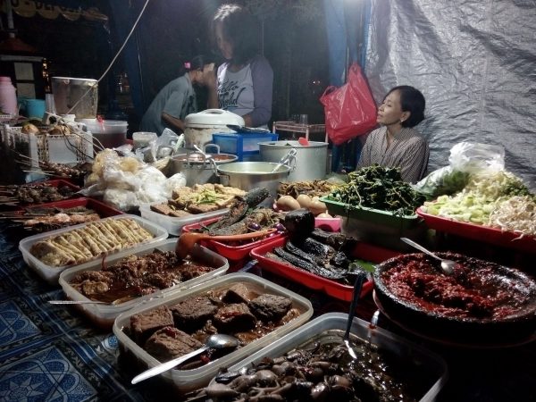 Kenikmatan kuliner dari berbagai daerah di Indonesia memiliki ciri khas tersendiri yang tentu akan membuat anda tersenyum puas ketika mencobanya. Begitupun dengan Blora. Kota bagian timur Jawa Tengah ini memiliki beberapa kuliner khas yang wajib disantap dan dicicipi. Berikut kuliner khas Blora yang bakal menggoyangkan lidah anda.