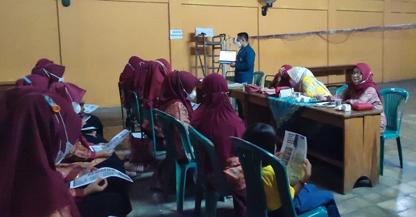 Mahasiswa Kuliah Kerja Nyata (KKN) Universitas Doponegoro (Undip) Semarang melakukan sosialisasi kepada Dasawisma (Dawis) Pemberdayaan dan Kesejahteraan Keluarga (PKK) Desa Sendangharjo, Kecamatan Blora, Kabupaten Blora.