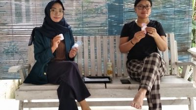 MAHASISWA CANTIK LATIH EMAK-EMAK BUAT SABUN KERTAS