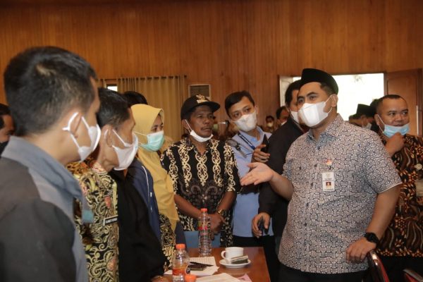 rapat koordinasi Penanggulangan Kemiskinan Ekstrim Penyelesaian Sambungan Listrik Bagi Rumah Tangga Kurang Mampu di Kabupaten Banyumas, Banjarnegara dan Kebumen, di Hotel Grand Kanaya, Banyumas, Rabu (01/12), yang disampaikan oleh Wakil Gubernur Jawa Tengah, Taj Yasin Maimoen, akrab disapa, Gus Yasin.