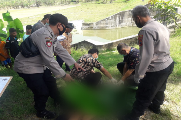 Bocah usia belasan tahun tewas tenggalam di embung keruk turut, Kelurahan Randublatung, Kecamatan Randublatung, Kabupaten Blora. Sekitar pukul 11.30 WIB, Kamis (09/12).