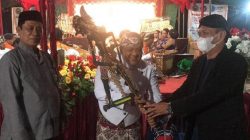 Tergabung dalam Paguyuban Warga Asal Blora (PWAB) merayakan hari jadi Kabupaten Blora bernuansa gasdeso (sedekah bumi) dengan menggelar pertunjukan wayang kulit dan campursari, Sabtu (11/12).