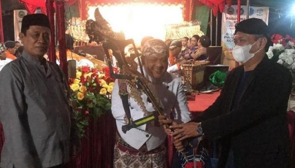 Tergabung dalam Paguyuban Warga Asal Blora (PWAB) merayakan hari jadi Kabupaten Blora bernuansa gasdeso (sedekah bumi) dengan menggelar pertunjukan wayang kulit dan campursari, Sabtu (11/12).