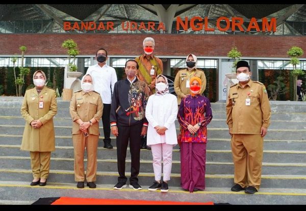 Presiden Republik Indonesia Joko Widodo meresmikan Bandara Ngloram di Kecamatan Cepu, Kabupaten Blora, Jumat (12/12). Ia mengaku desainnya identik dengan jati.