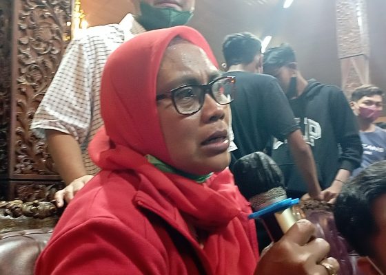 Pemain Timnas asal Blora, Pratama Arhan menggetarkan suasana ramai Nonton Bareng (Nobar) di Pendopo Bupati Blora ketika berhasil mencetak goal pada leg kedua semifinal Piala AFF Suzuki Cup 2020 antara Singapura vs Indonesia.