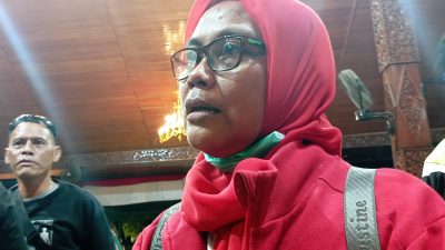 “Untuk Pratama Arhan, jangan cepat puas dulu ya nak. Kejar cita-citamu untuk jadi pemain Eropa. Jangan lelah, Ibu selalu berdoa untuk Arhan. Banggakan orang tua, banggakan Indonesia dan banggakan semuanya,” pesannya saat ditemui Bloranews.com.