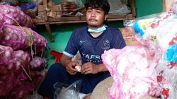 “Memang setiap akhir tahun harga sembako naik, entah karena natal, tahun baru atau pandemi. Saya kurang paham, mas. Baru kali ini harga telur per kilo tembus Rp32 ribu sampai Rp33 ribu,” ucapnya