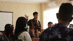 Tidak ada masyarakat yang lahir, dan tanpa dipengaruhi oleh, tradisi. Serta tidak ada tradisi yang lahir, dan tanpa dipengaruhi oleh, masyarakat; keduanya adalah sebab sekaligus akibat. Walaupun, tidak semua tradisi berkembang menjadi budaya, dan tidak semua budaya bermuara pada peradaban. Dalam arti, melahirkan manusia-manusia yang beradab. Tetapi, Tradisi sebagai tindakan berulang yang dilakukan sekelompok masyarakat atau budaya sebagai pengembangan tradisi yang diwariskan dari generasi ke generasi, maupun peradaban sebagai wujud kompleks tatanan sosial masyarakat yang melahirkan agama, bahasa, adat, dan sebagainya, sama-sama membangun sebuah identitas kolektif. Identitas itu, yang pada akhirnya menjadi perekat banyak individu.