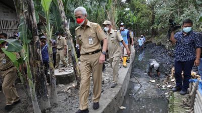 CEGAH LUAPAN AIR, GANJAR TINJAU PEMBANGUNAN TALUD DI PEMALANG