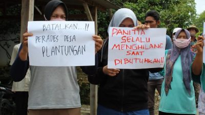 Sejumlah warga Desa Plantungan, Kecamatan Blora, Kabupaten Blora melakukan aksi protes di Balai Desa dan Kantor Dinas Pemberdayaan Masyarakat dan Desa (PMD) Blora, terhadap proses pengisian perangkat desa yang dianggap ada kecurangan.