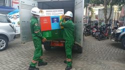 Terlihat petugas dari Dinas Lingkungan Hidup (DLH) Kabupaten Blora menempatkan drop box sampah spesifik di perkantoran sejak, Senin (20/12).