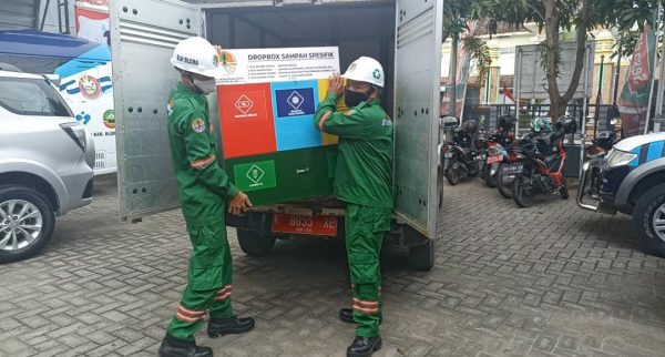 Terlihat petugas dari Dinas Lingkungan Hidup (DLH) Kabupaten Blora menempatkan drop box sampah spesifik di perkantoran sejak, Senin (20/12).