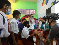 MENINJAU VAKSINASI SEKOLAH, GANJAR APRESIASI KEBERANIAN SISWA