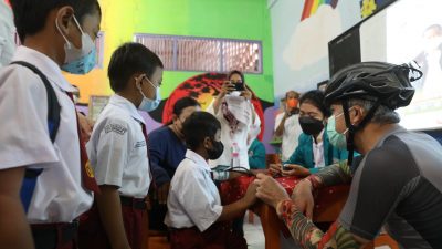 Vaksinasi tersebut ditinjau langsung oleh Gubernur Jawa Tengah Ganjar Pranowo, saat moment olahraga bersepeda.