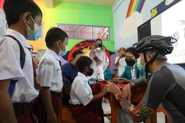 Vaksinasi tersebut ditinjau langsung oleh Gubernur Jawa Tengah Ganjar Pranowo, saat moment olahraga bersepeda.