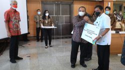 PT Perusahaan Listrik Negara (PLN) memberikan bantuan listrik gratis sebanyak 750 rumah tangga untuk menyelesaikan kemiskinan ekstrem di beberapa daerah di Jawa Tengah.