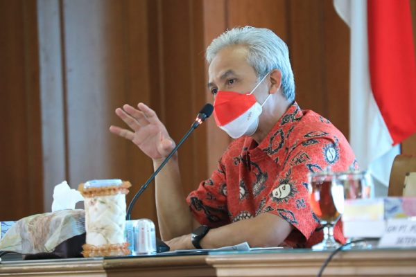 Gubernur Jawa Tengah, Ganjar Pranowo meminta warganya untuk tetap berada dirumah masing-masing selama liburan Natal dan Tahun Baru (Nataru). 