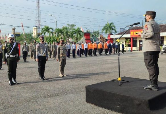 Kapolres Blora, AKBP Wiraga Dimas Tama saat memimpin Apel Gelar Pasukan Operasi Lilin Candi 2021, memaparkan beberapa penekanan dari Kapolri ketika petugas dalam pengamanan Nataru.